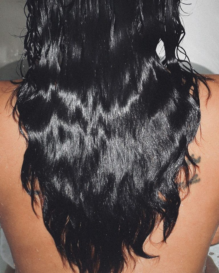 The Best Anti-Frizz Products to Maintain Smooth Hair All Day Long